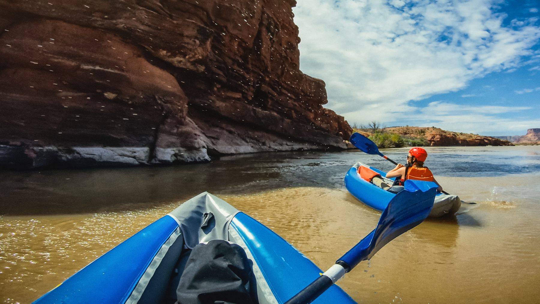 Una persona en kayak