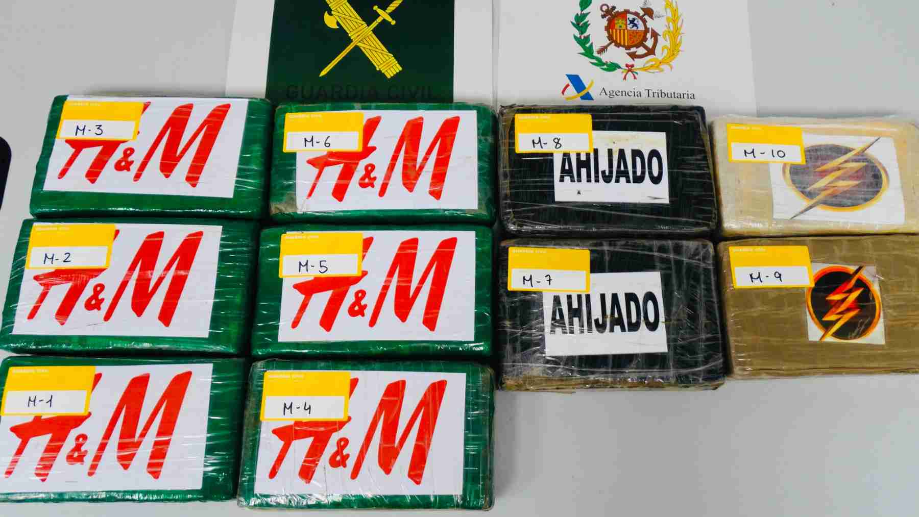 Diez paquetes de cocaína que estaban ocultos en el camión de mercancías. GUARDIA CIVIL