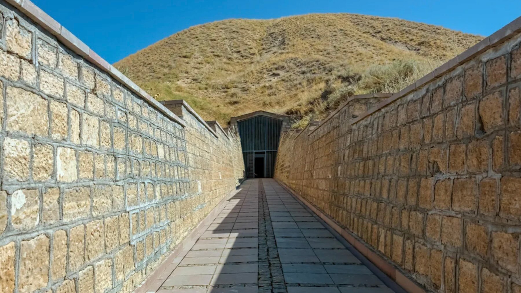 Entrada al Túmulo de Midas en Gordion, Turquía. Imagen: Alamy.