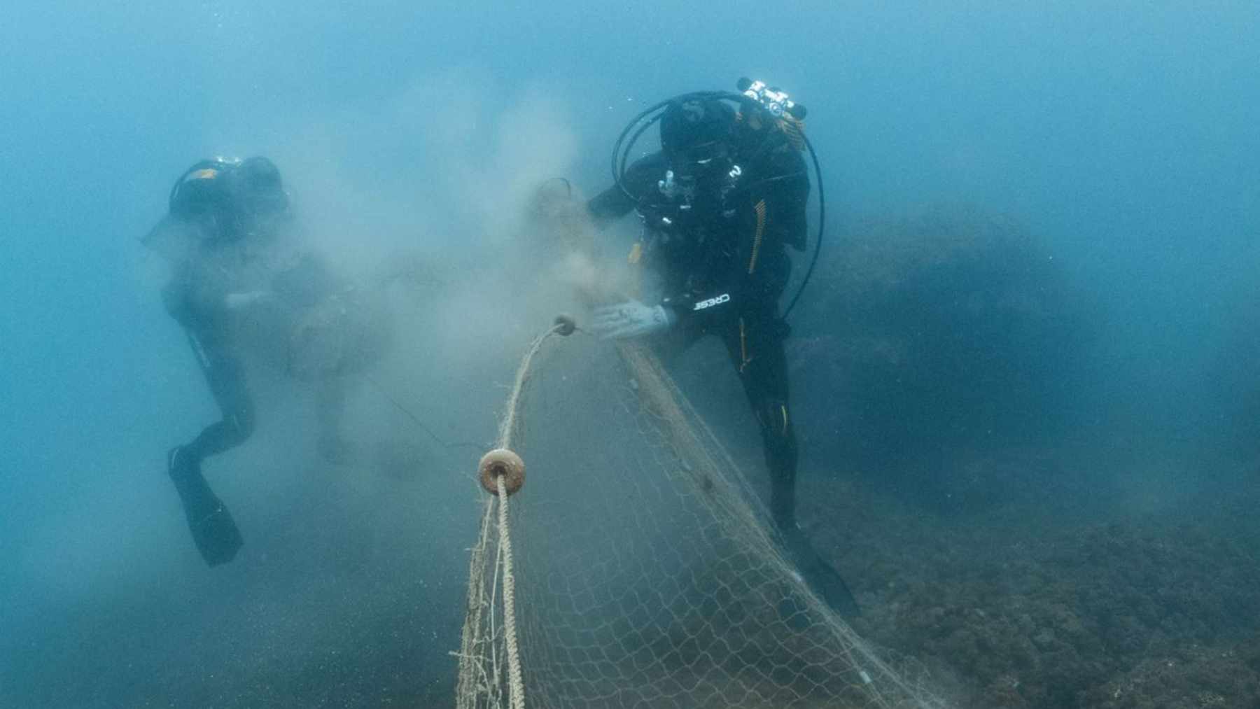 Un momento de la extracción de la red de pesca.