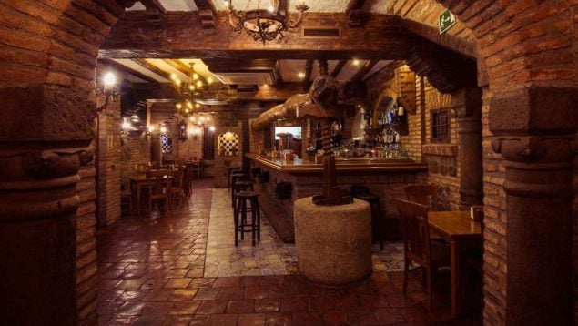 El mejor restaurante de carretera de Madrid, mejores restaurantes de carretera de la A-3, mesón castellano para comer, cuál es el mejor restaurante de carretera rumbo a la playa.