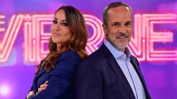 Bea Archidona y Santi Acosta, presentadores de De Viernes. (Mediaset)