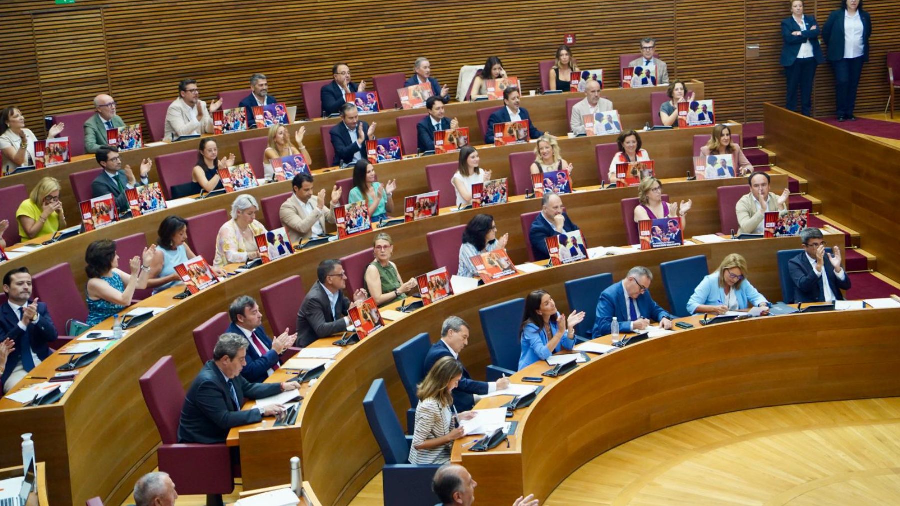 Los diputados del PP en las Cortes Valencianas en la sesión de este jueves con las imágenes del PSOE.