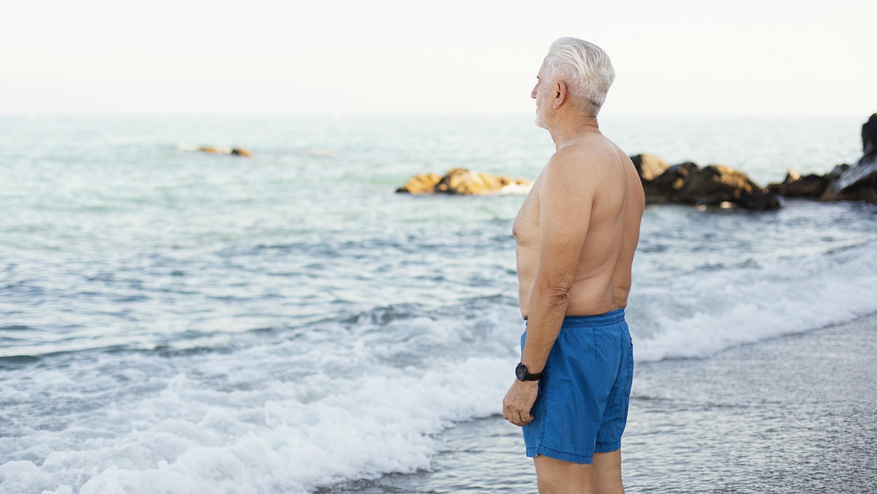 Hombre mayor junto al mar. Foto: Freepik.