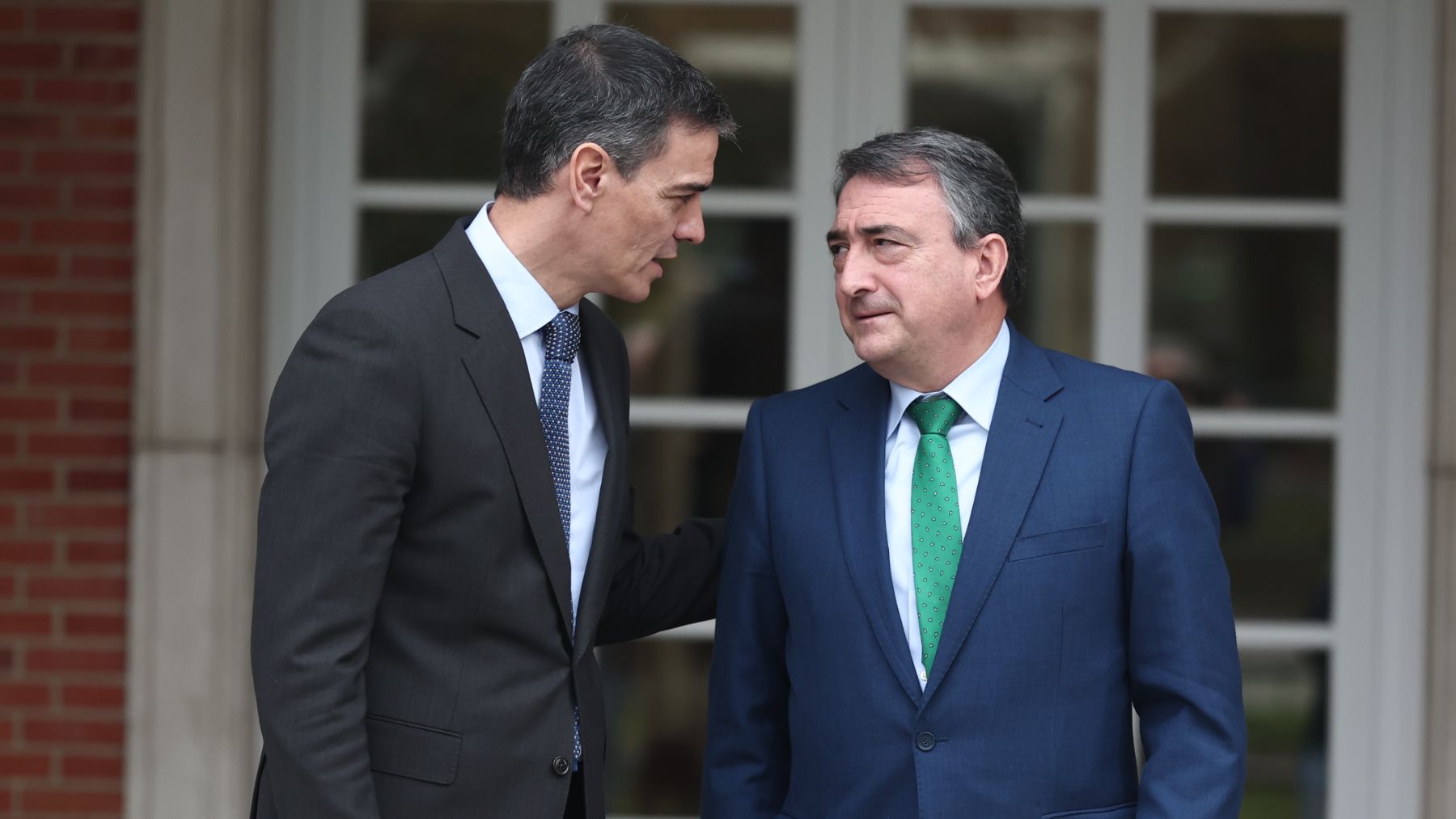 Pedro Sánchez y el presidente del PNV, Aitor Esteban. (EP)