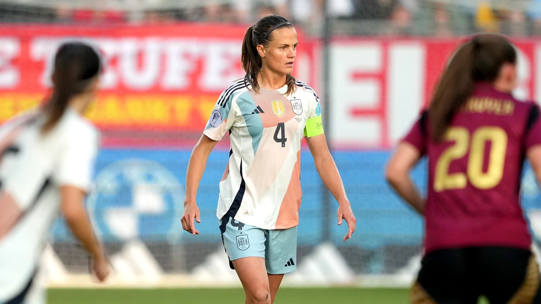 Irene Paredes, con el brazalete de capitana, en un partido de España. (Getty)