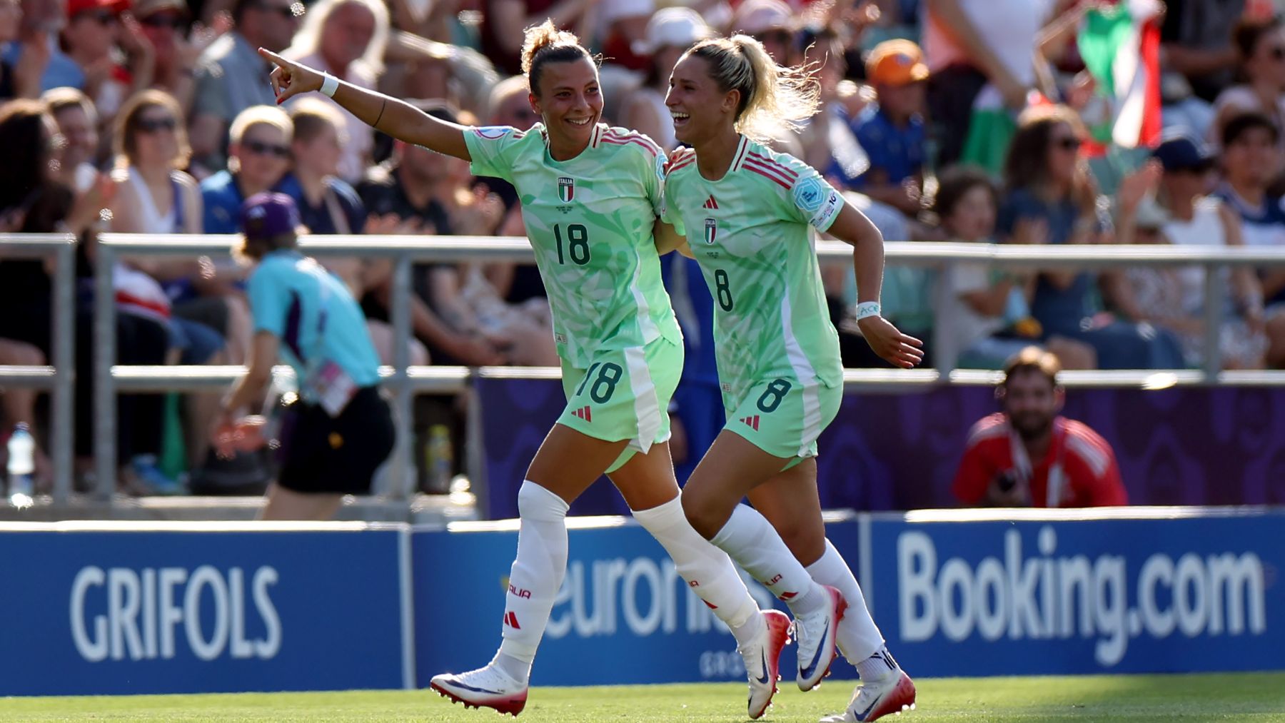 Caruso y Severini celebran el gol de Italia. (Getty)
