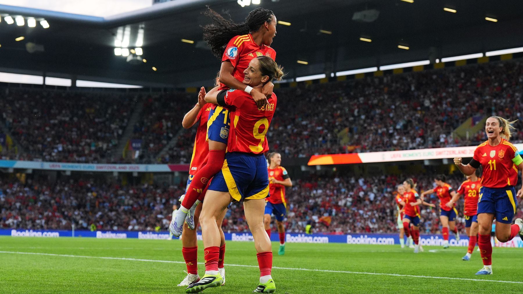 Vicky López y Esther González celebran un gol. (Getty)
