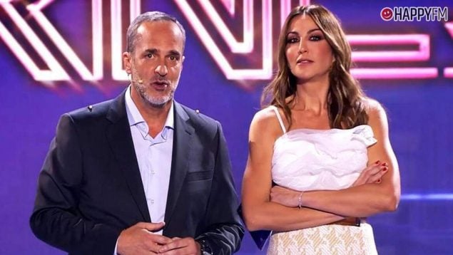 Santi Acosta y Bea Archidona, presentadores de De Viernes. (Mediaset)