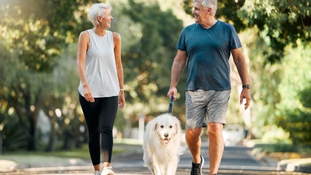 Dos personas caminando con su perro