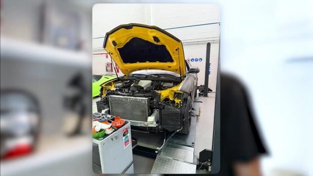 El coche de Plex en el taller (YouTube).