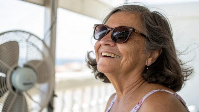 Mujer, verano, calor, golpe de calor