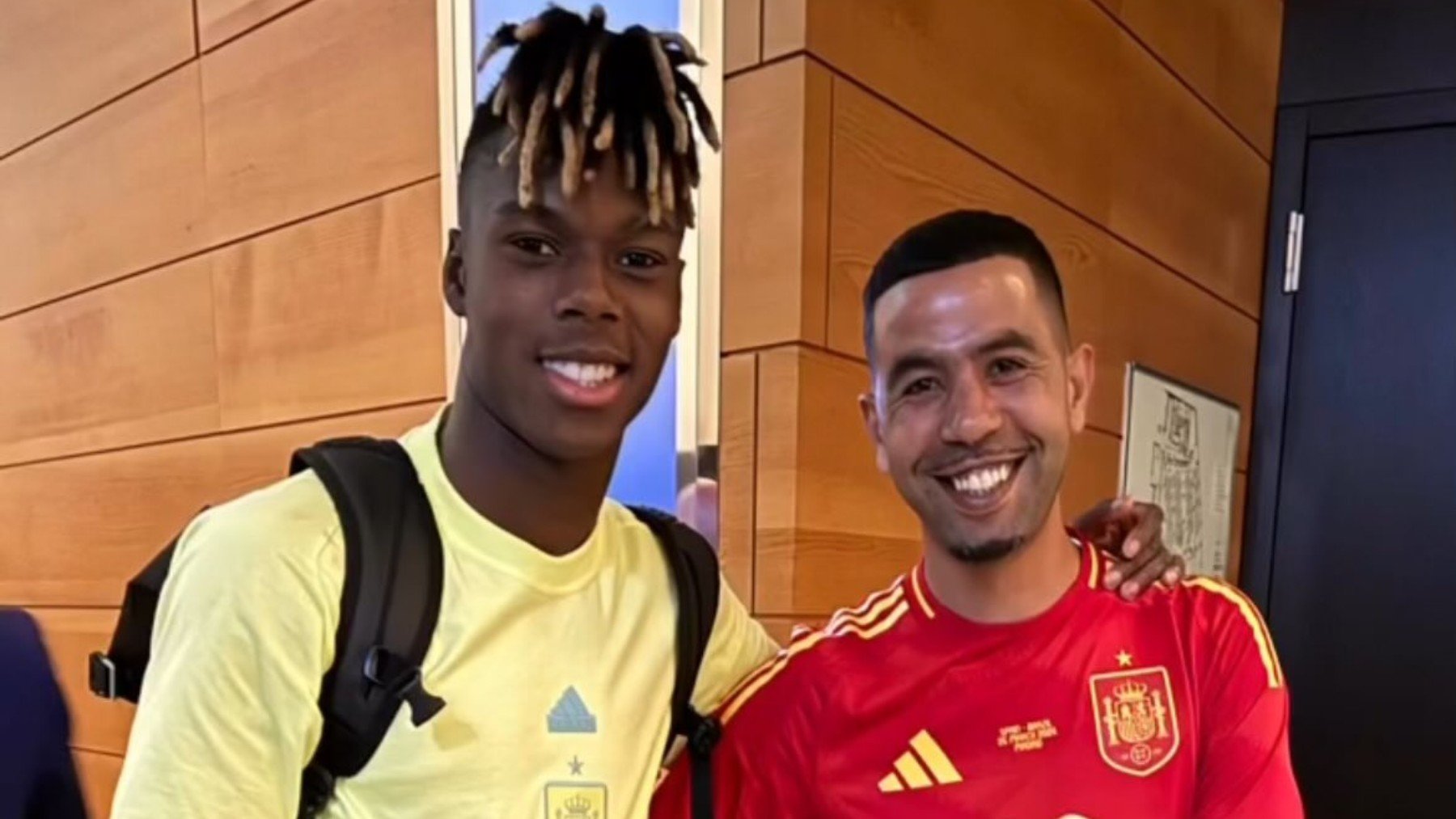 Nico Williams junto al padre de Lamine Yamal.