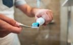 Mezclar pasta de dientes con bicarbonato de sodio: para qué se usa y por qué recomiendan hacerlo