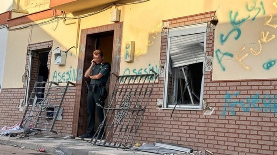 Vecinos de Isla Mayor (Sevilla) asaltan la casa del menor de 15 años que mató a Dani: Asesino