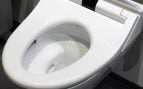 Cubrir el asiento en un baño público