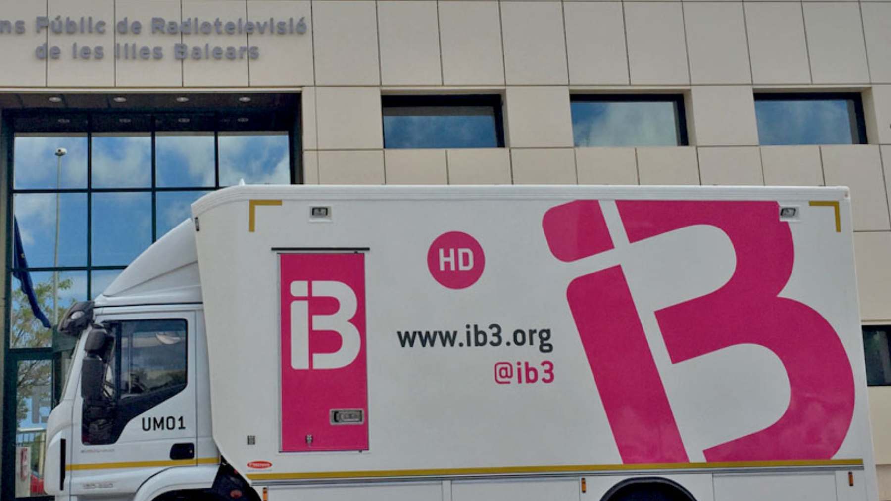 Una unidad móvil de IB3 frente a la sede de la radiotelevisión pública balear.