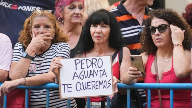 Sánchez no moviliza ni a los suyos: apenas unas decenas de simpatizantes acuden a apoyarle en Ferraz