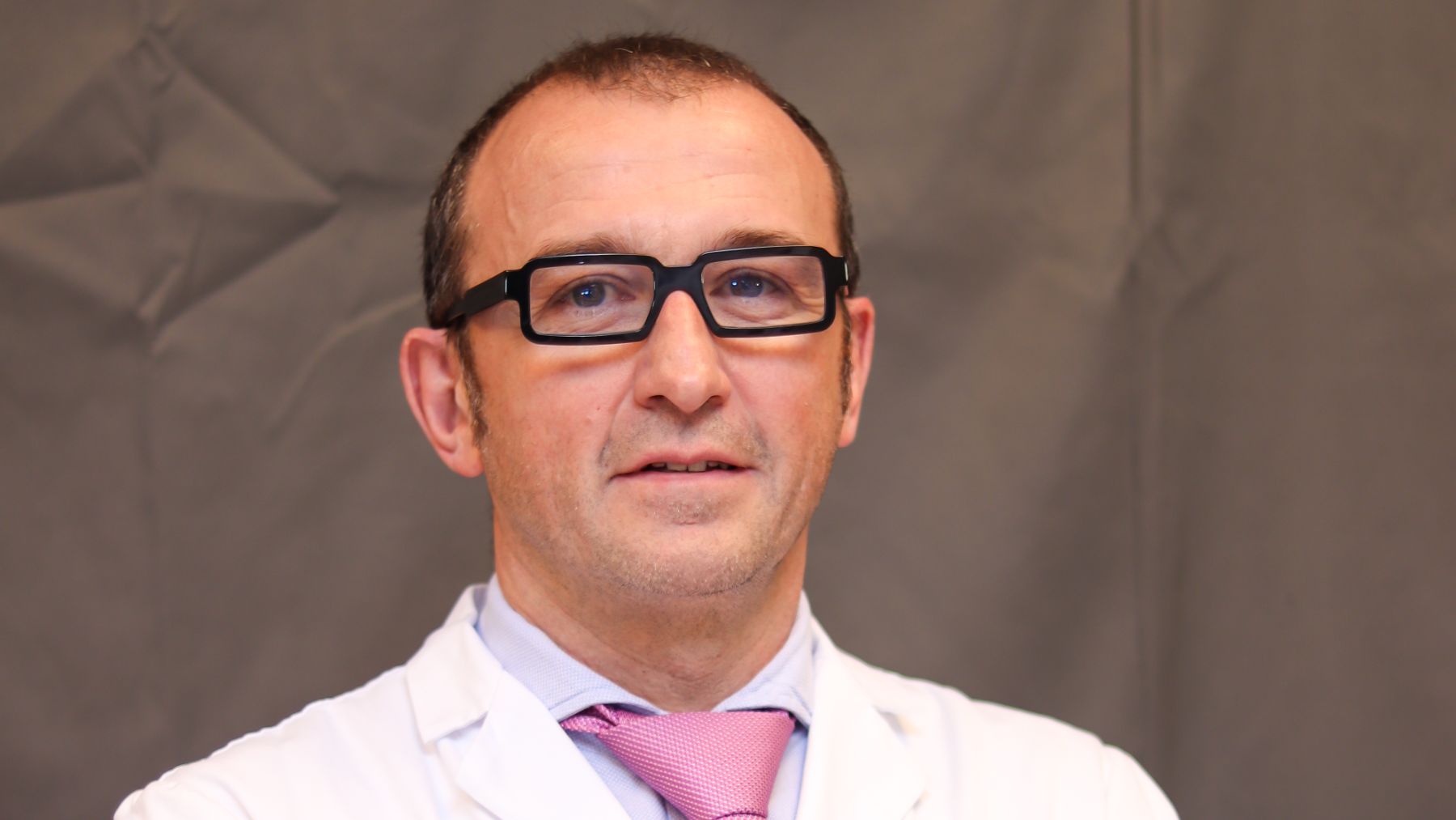 Dr. Oscar G. Riquelme: «La mochila correcta debe tener tirantes acolchados y cinturón lumbar»