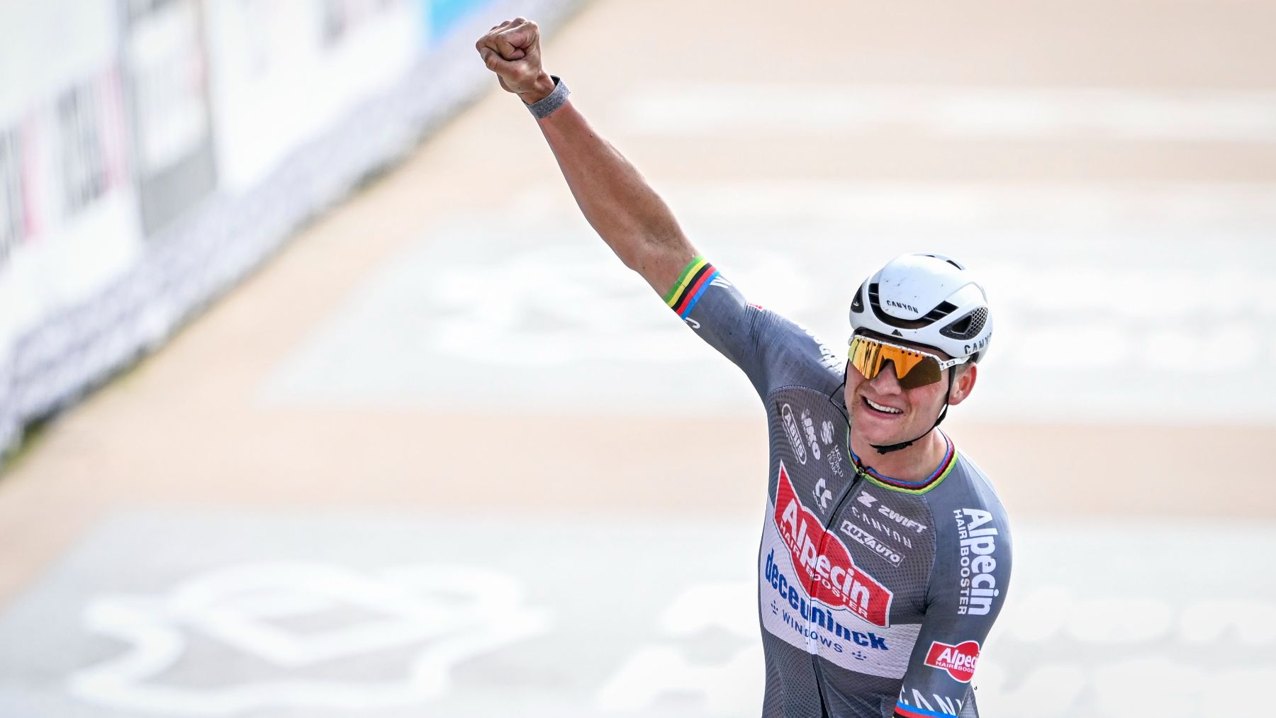 Mathieu van der Poel celebra una victoria. (EP)