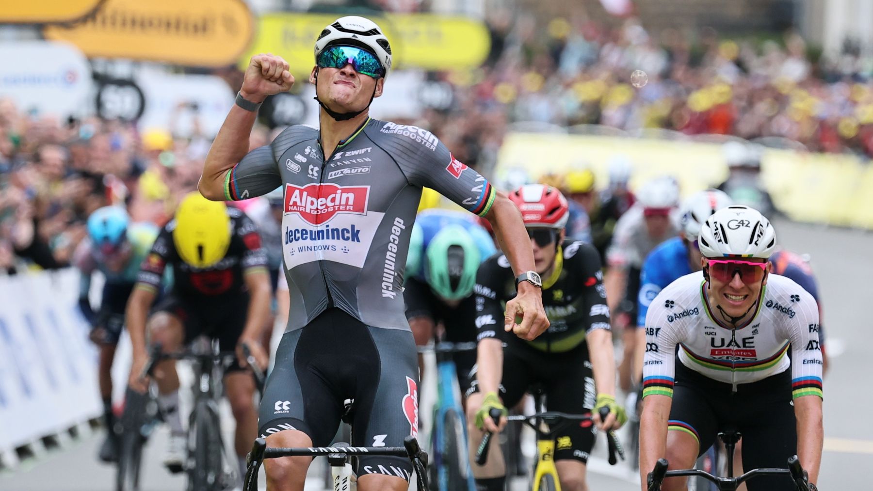 Mathieu van der Poel celebra su victoria ante Pogacar. (EFE)
