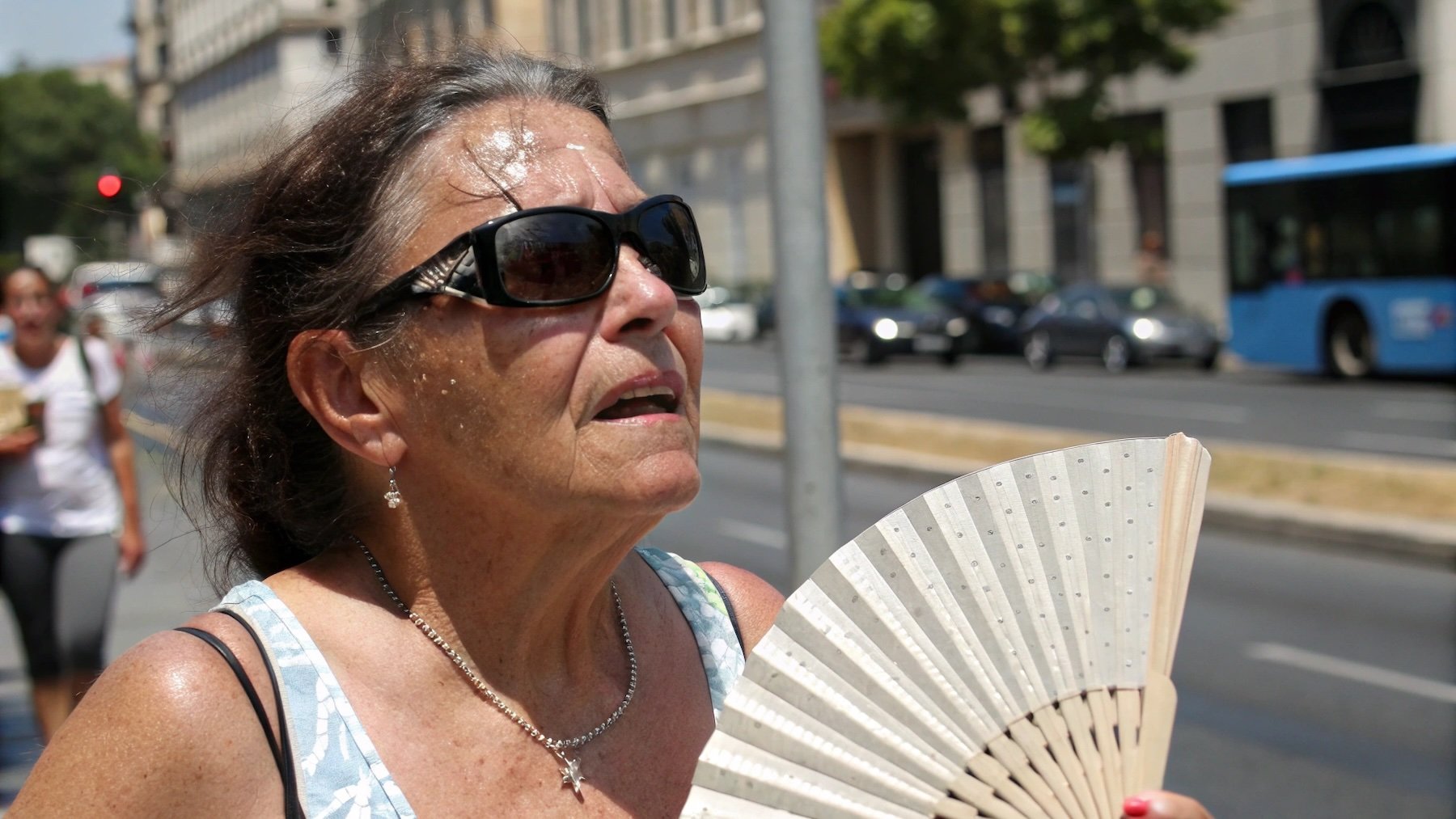Recreación de una mujer con calor.