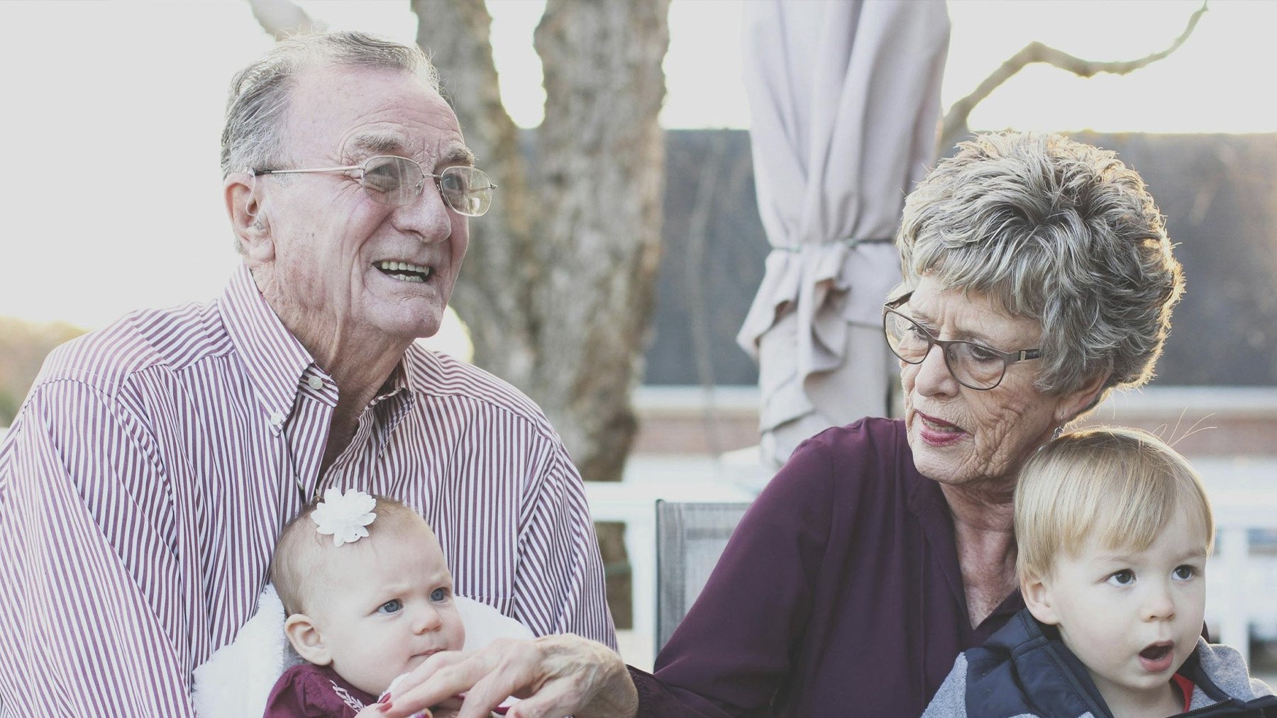 Abuelos sosteniendo a sus nietos. Foto: Pexels.