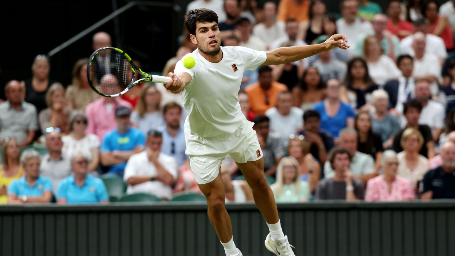 Alcaraz durante un partido en Wimbledon. (Getty)