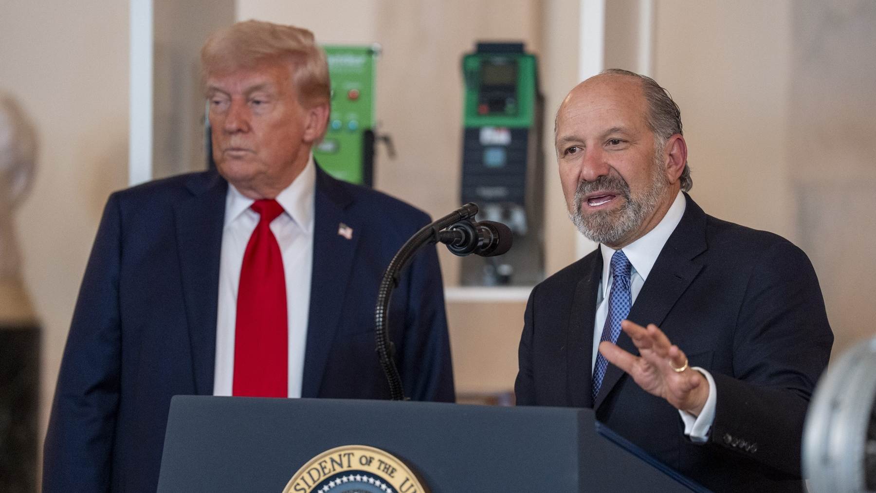 El presidente de EEUU, Donald Trump, y el secretario de Comercio, Howard Lutnick.