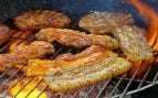 Echar cáscaras de patatas sobre las brasas de la barbacoa: cuándo hacerlo y por qué