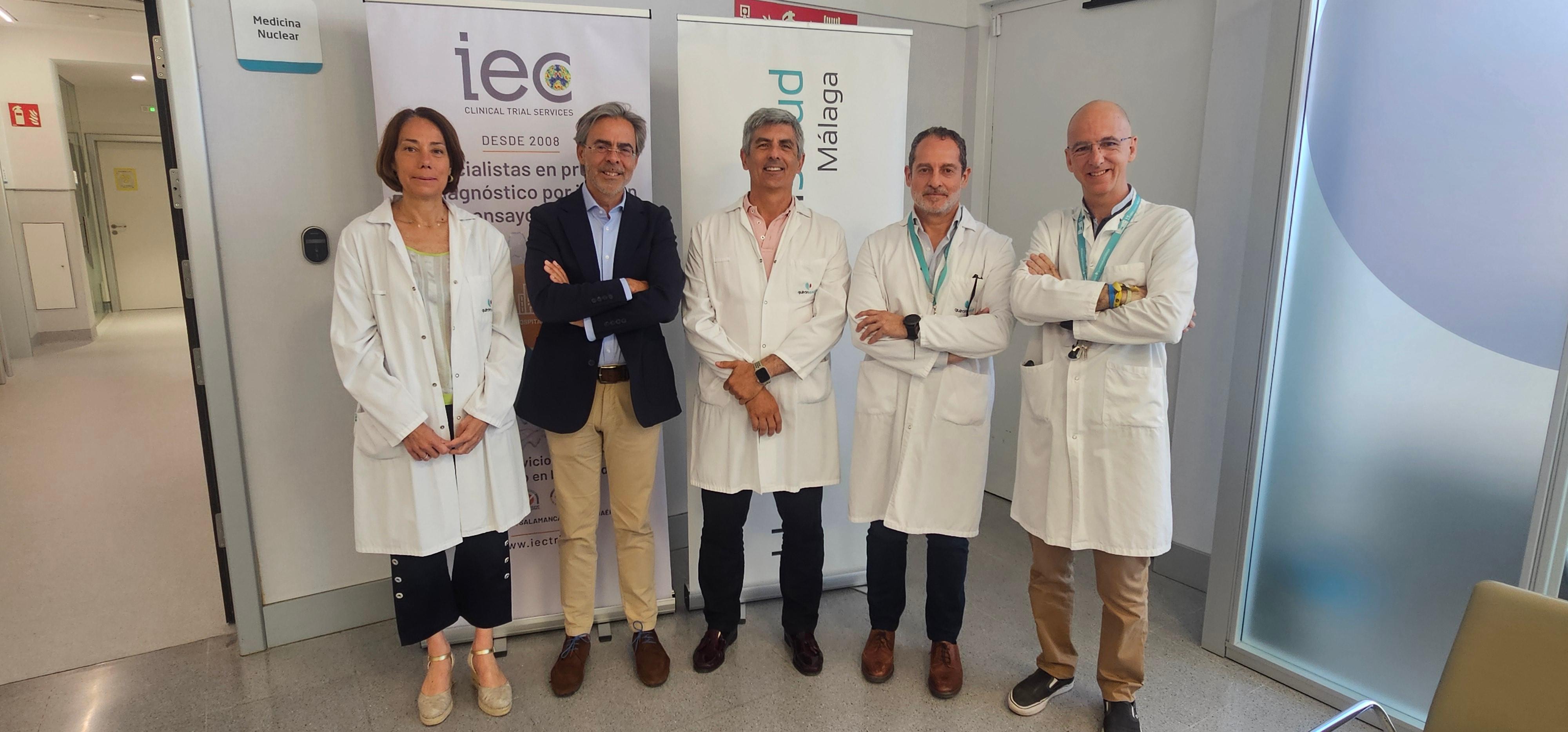 Dres. Silvia Fuertes y José Mateos, en el centro, junto a Tomás Urda, director gerente; Miguel Marcos, director médico; y Luis Ayala, subdirector médico.