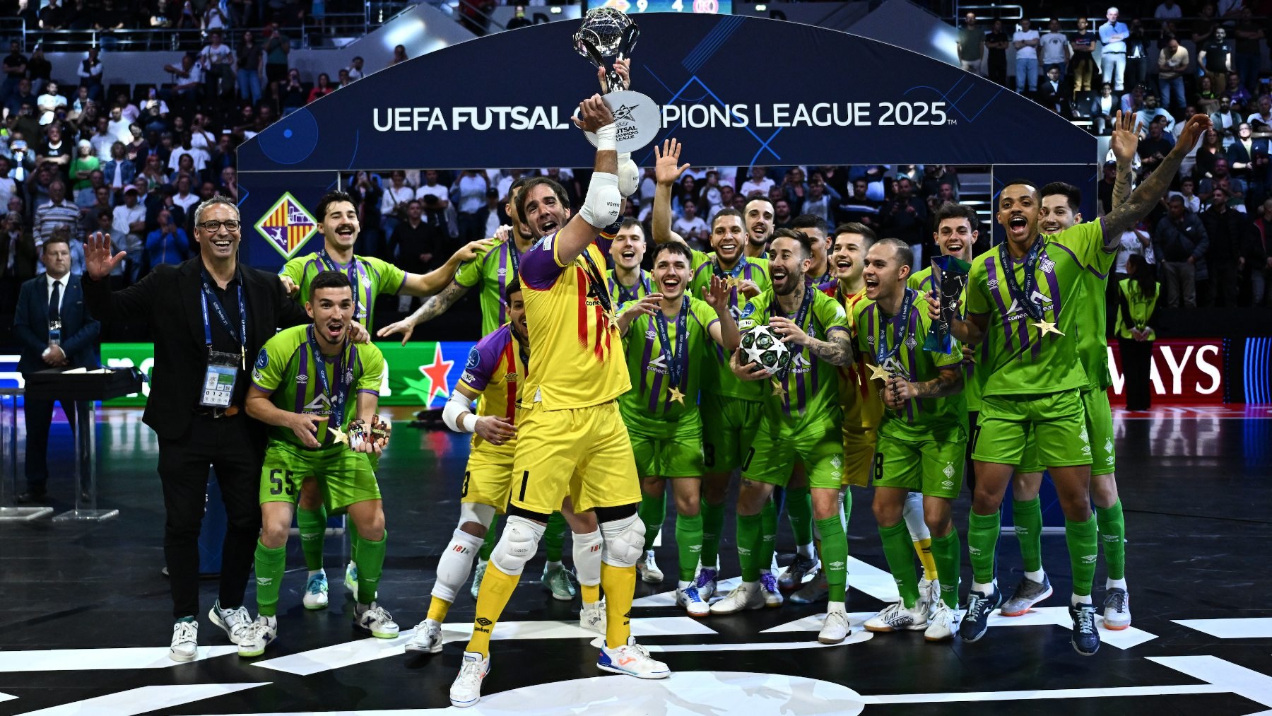 El Illes Balears Palma Futsal levantando su tercera Champions consecutiva 1 (1)