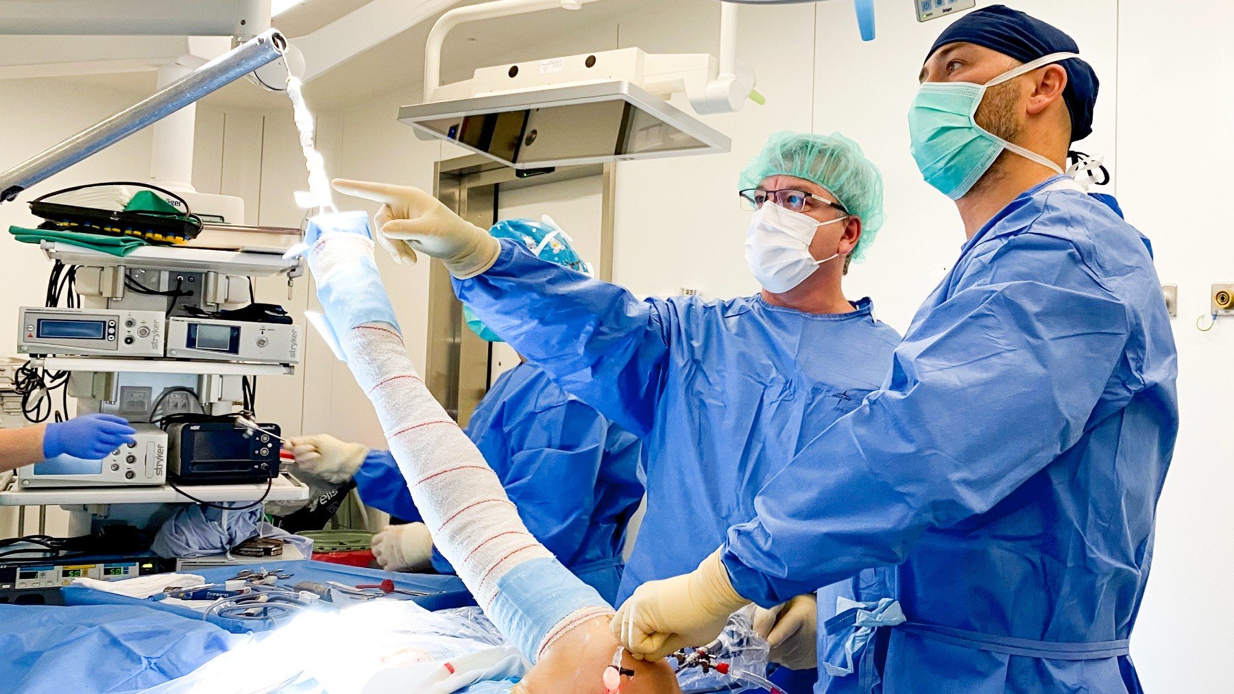 Los doctores realizando una intervención.