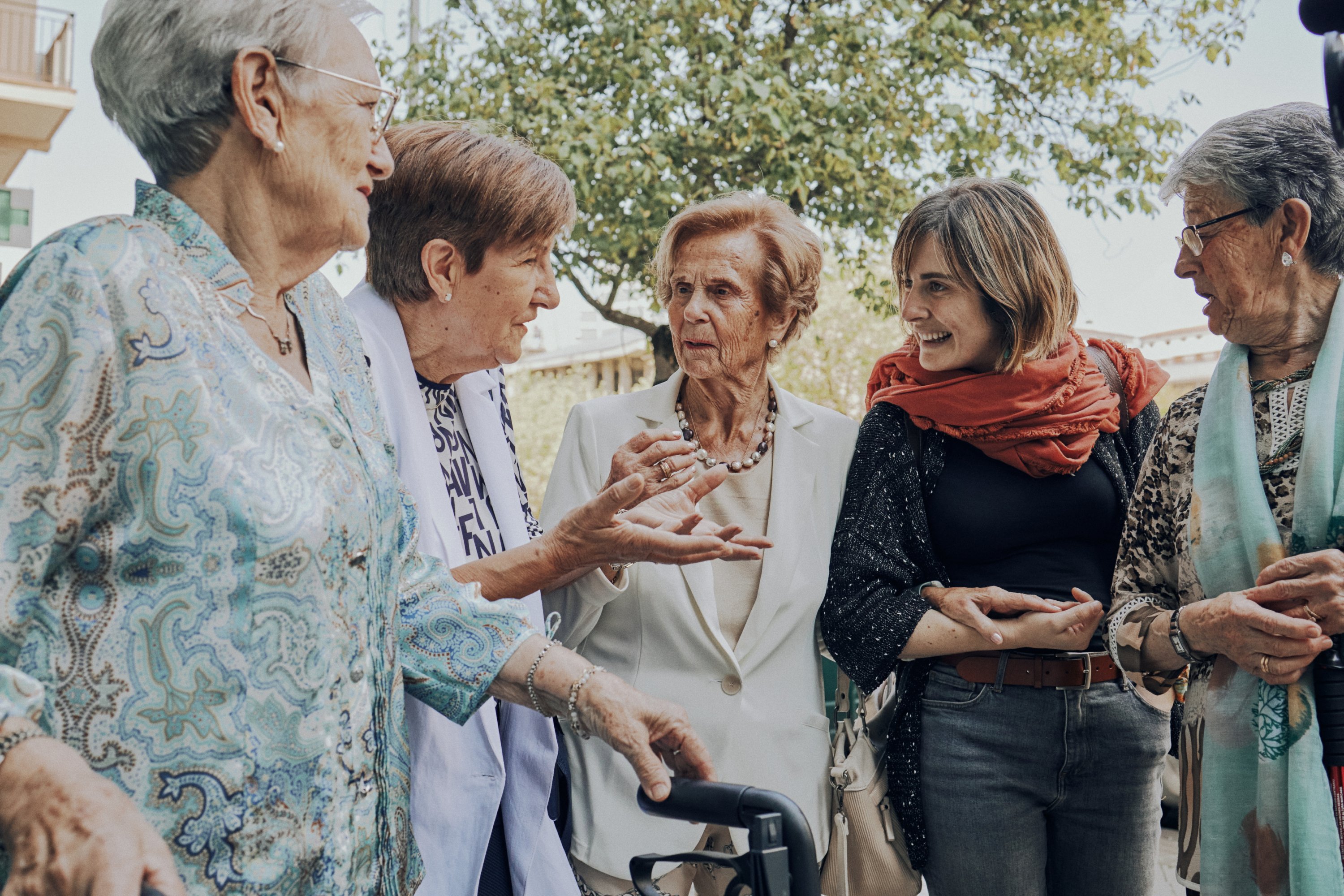 Personas mayores paseando y charlando con alguien más joven. © Fundación «la Caixa»