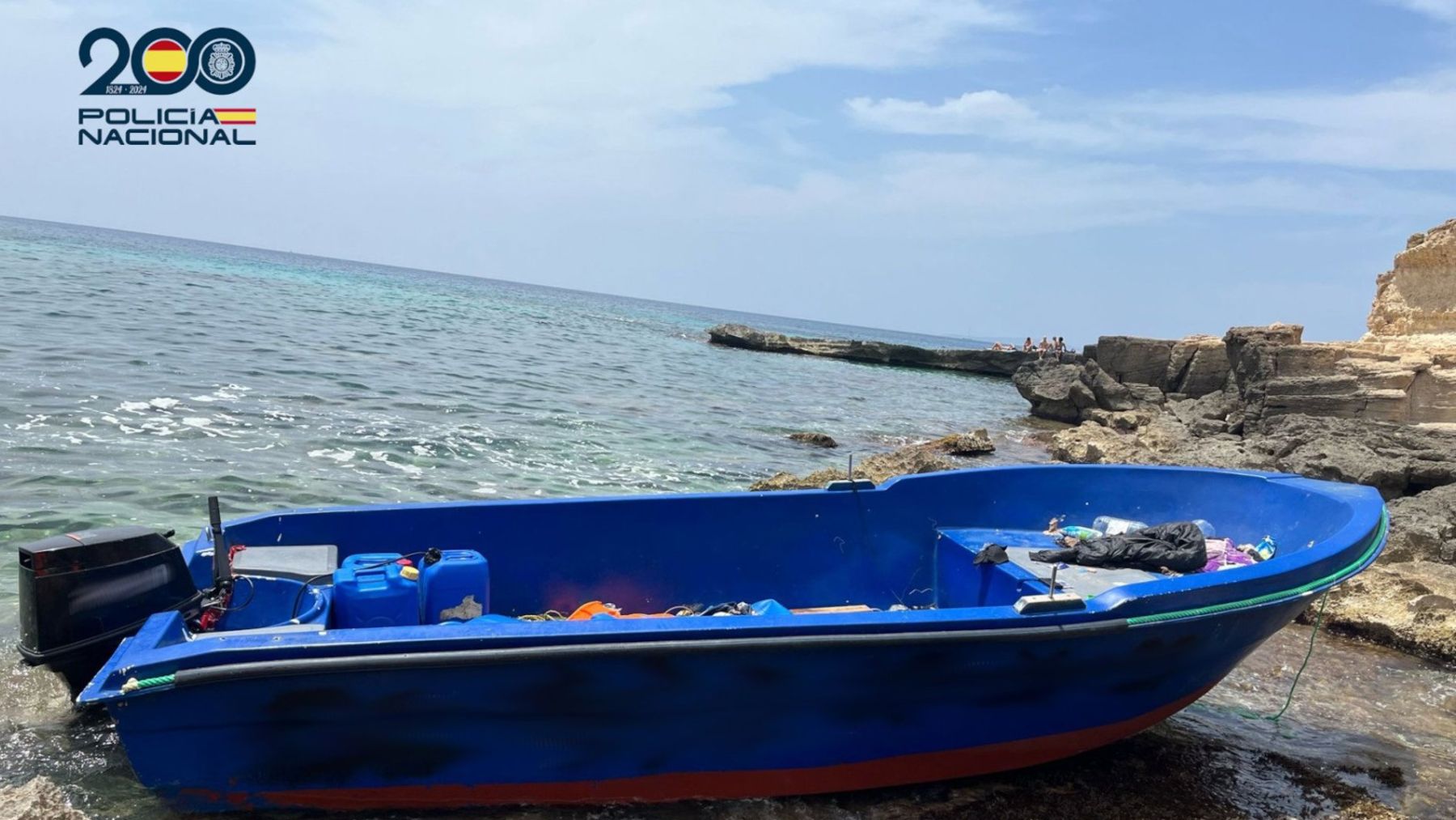 Patera abandonada en Ibiza.