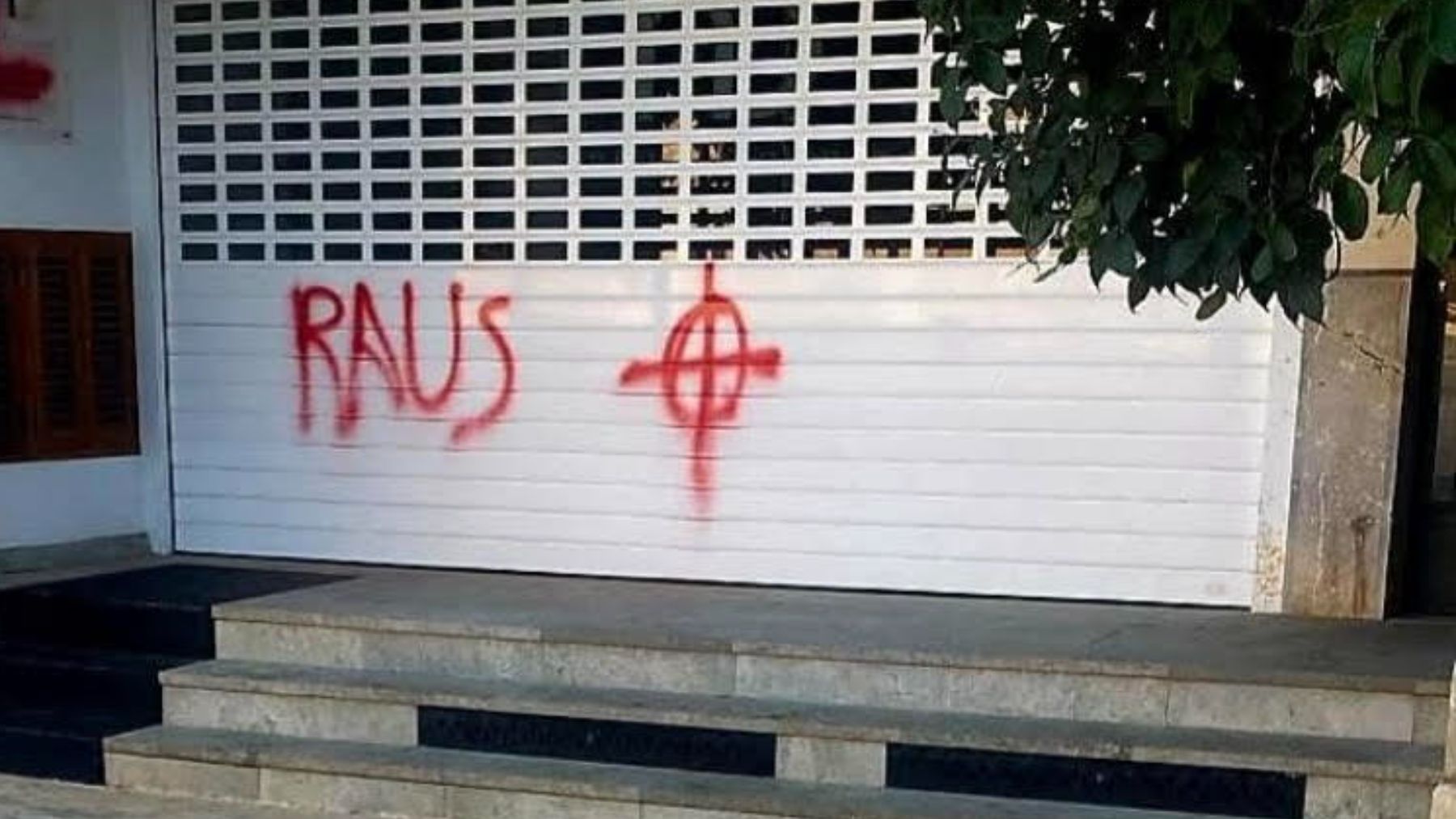 Inmobiliaria vandalizada en Campos.