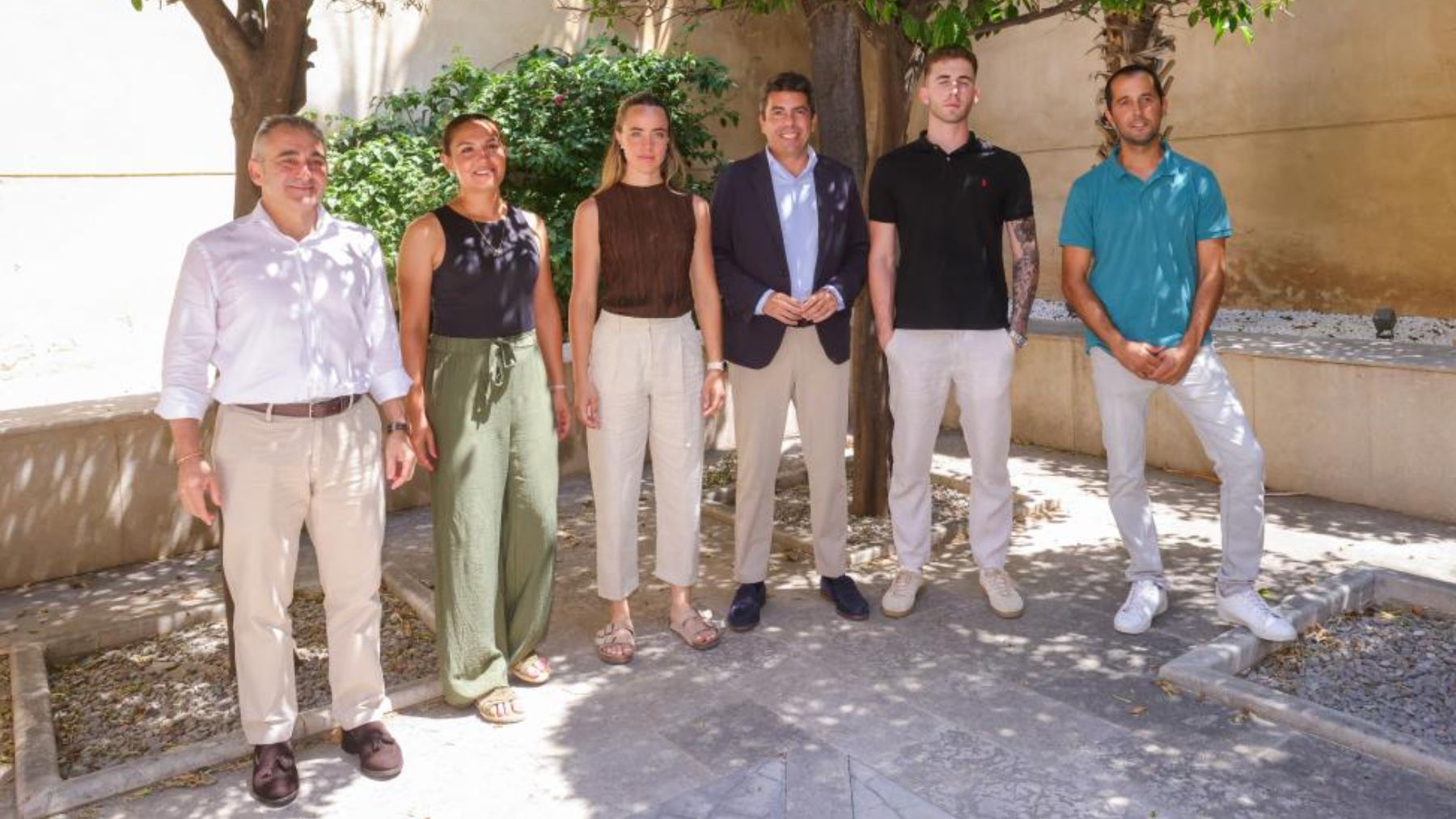 Carlos Mazón y Miguel Barrachina, este lunes, con agricultores y ganaderos jóvenes de la Comunidad Valenciana.