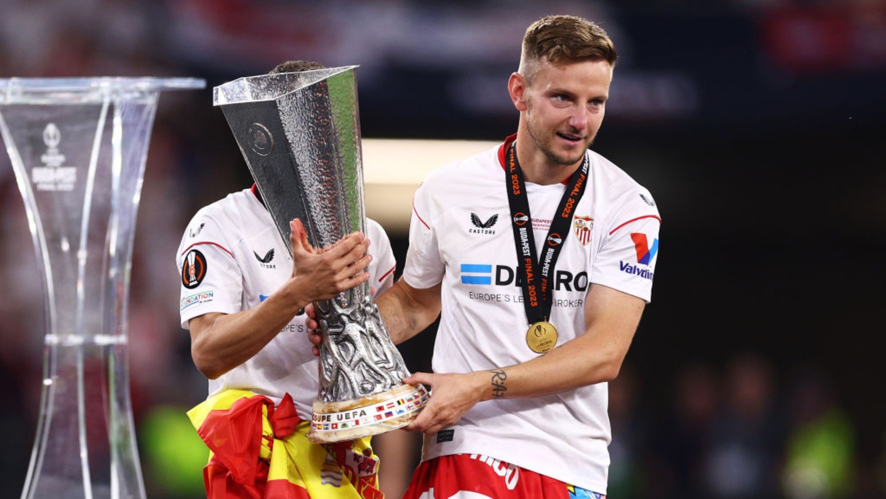 Rakitic celebrando una Europa League con el Sevilla. (Getty Images)