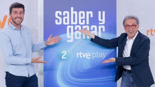 Rodrigo Vázquez y Jordi Hurtado en la presentación de las novedades de Saber y ganar (RTVE).