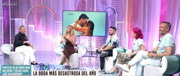Emma García junto a los colaboradores de Fiesta (Mediaset)