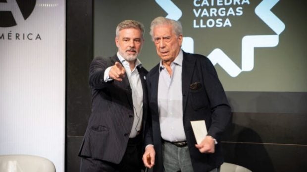 Ramiro Villapadierna junto con Mario Vargas Llosa.
