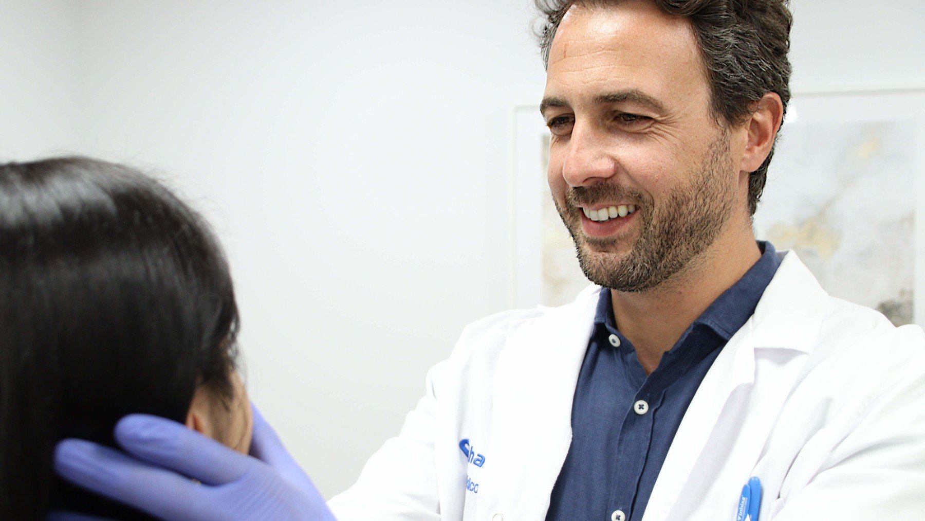 Un doctor realizando una revisión a una paciente.