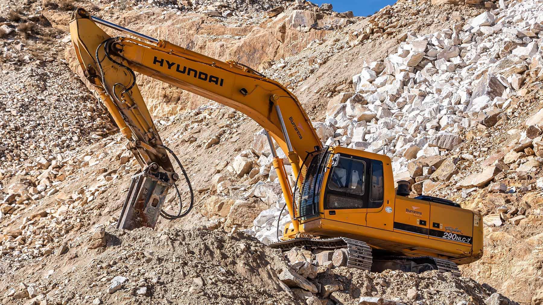 Excavadora en una cantera. Foto: Pixabay.