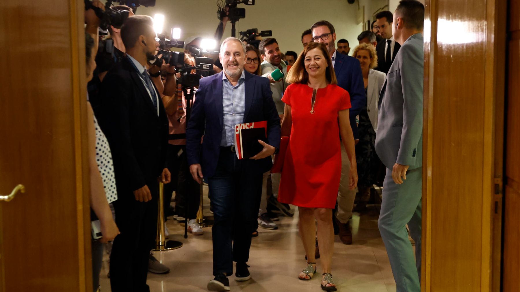 Armengol llega a la comparecencia acompañada de senadores socialistas. (Foto: EFE)