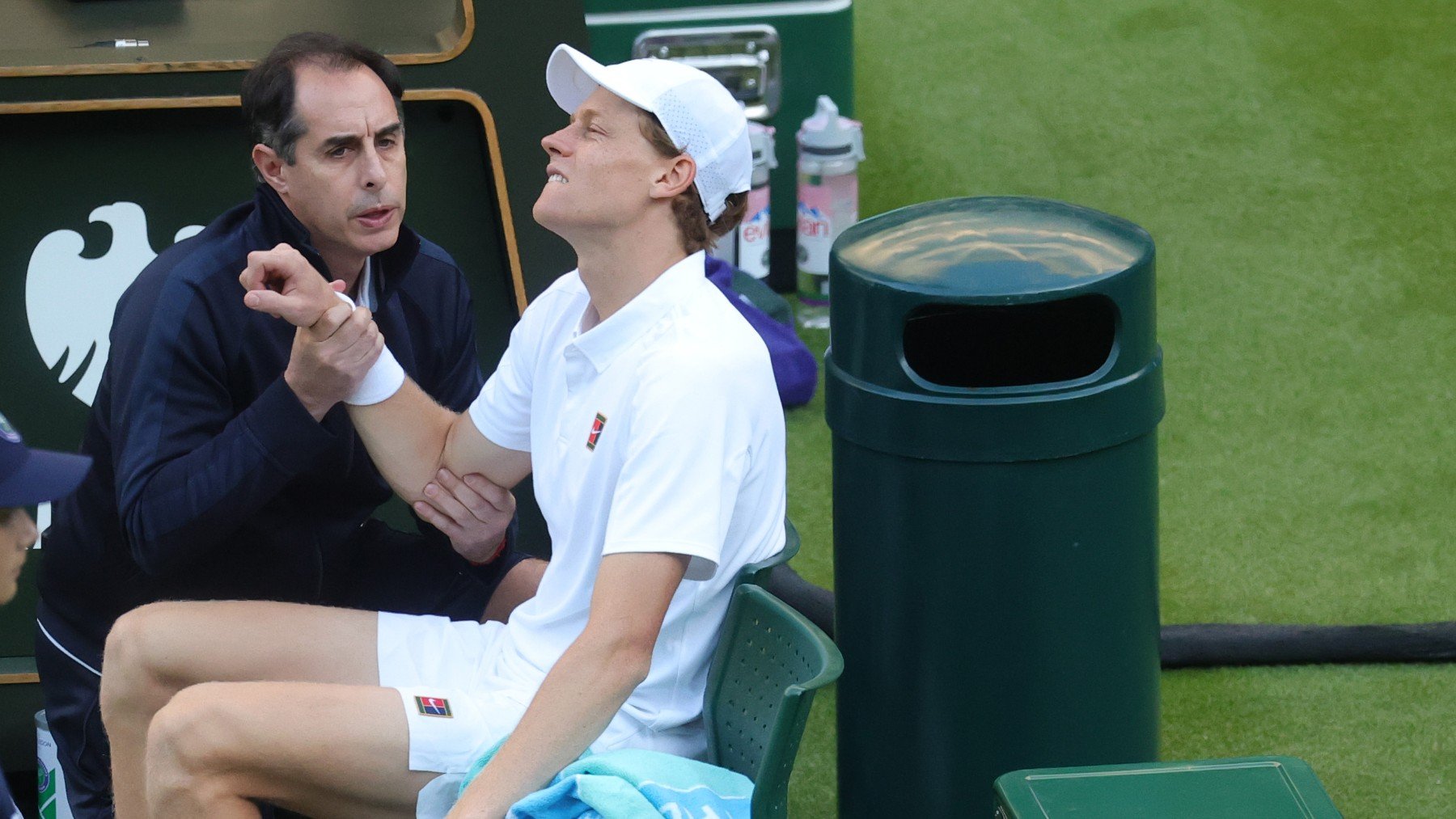 Sinner, atendido por el médico por sus molestias en el codo durante el partido contra Dimitrov. (Getty)