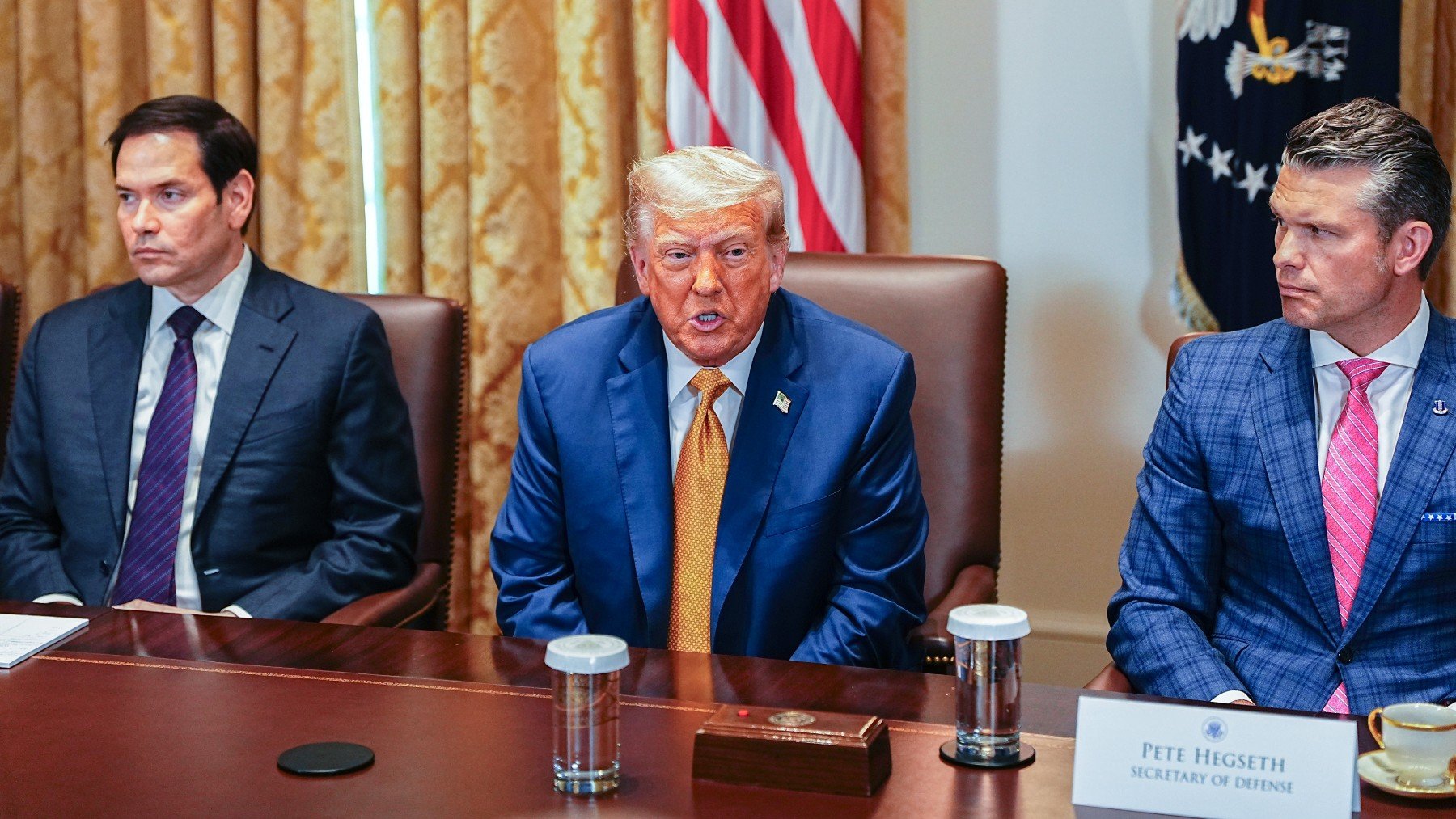 Trump con los secretarios de Estado y Defensa en la reunión de Gabinete en la Casa Blanca. (Foto: Efe)