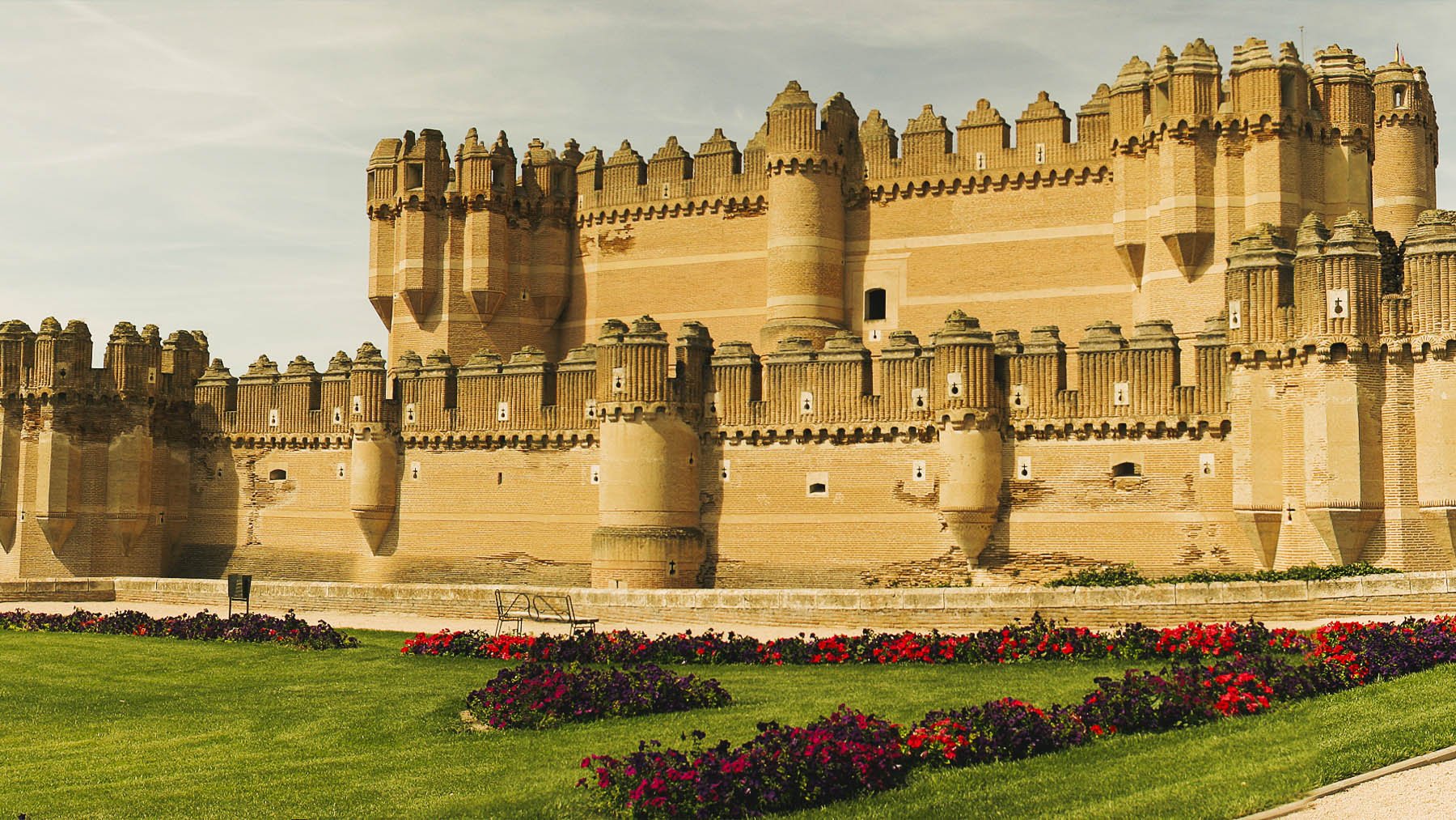 Vista panorámica del castillo de Coca. Foto: Ignacio Cobos Rey en Wikimedia Commons.