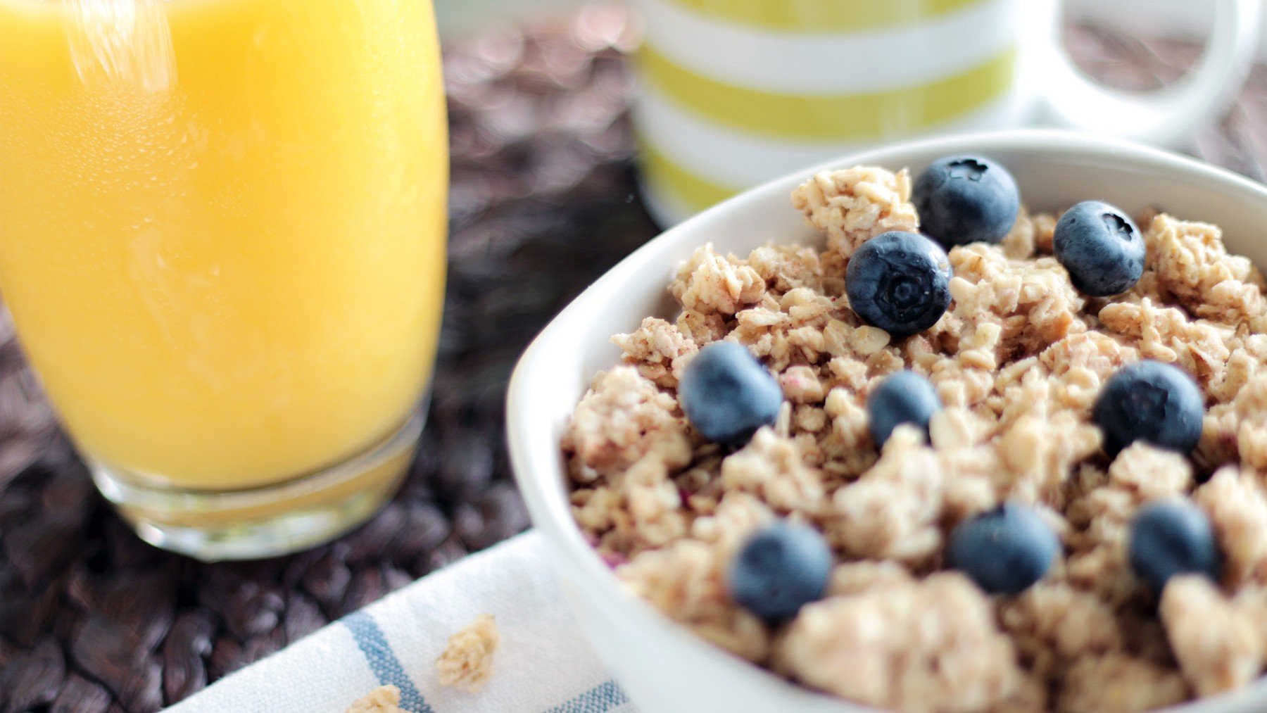Un desayuno con un vaso de zumo de naranja.
