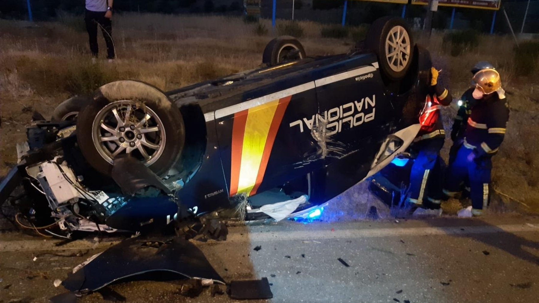 El vehículo policial tras ser embestido por el narco. (Bomberos de Algeciras)