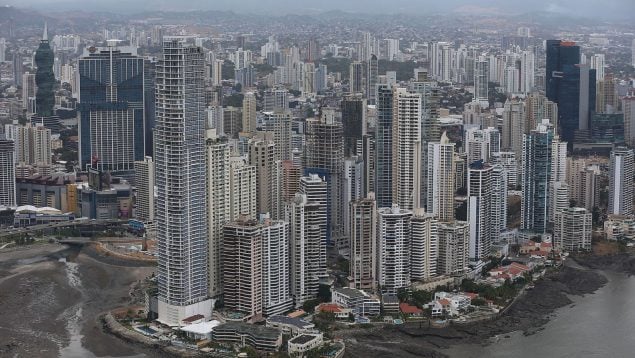 Estos son los sorprendentes paraísos fiscales que la UE ha metido y sacado de su lista